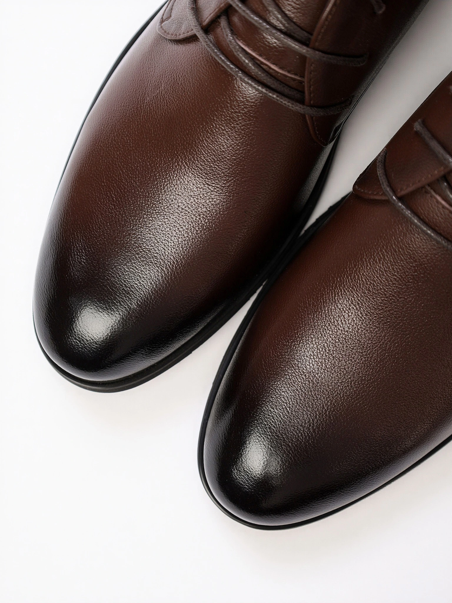 Туфли-дерби коричневого цвета на низком каблуке